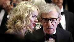 Woody Allen na filmovém festivalu v Cannes. Vlevo here�ka Naomi Wattsová.