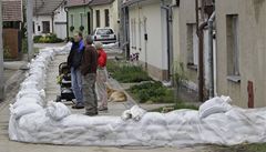 Povodn� 2010: obyvatelé obce Rohatec na Hodonínsku.