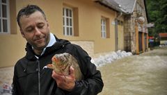 Záplavy postihly i Maarsko. Obyvatelé Felsohamoru chytali kapry v zatopených ulicích. 