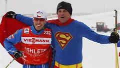 Bratr reprezentačního trenéra Martin Petrásek (vpravo) prohrál sázku s Lukášem Bauerem a musel během oficiálního tréninku absolvovat tříkilometrový okruh v převleku Supermana. Vlevo je další český reprezentant Martin Koukal.