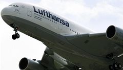 OBRAZEM: Lufthansa pevzala svj prvn ob letoun Airbus A380 