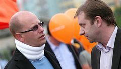 Místop�edseda �SSD Bohuslav Sobotka se poprvé po svém zran�ní zú�astnil p�edvolebního mítinku strany ve Vy�kov� a v Brn�.