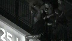Obrazem: policisté zachráňují muže, který chce skočit z mostu