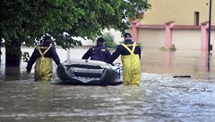 Zatopené Troubky. Policisté a hasii se po obci pohybují ve lunech nebo tatrou.