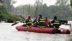 Statká�ku z Bohumína Janu Marcolovou vezou hasi�i na kontrolu zví�at, která z�stala v hospodá�ských budovách.