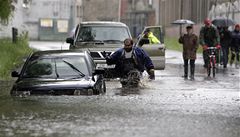 Mu� se v zatopeném Bohumín� sna�í dostat k autu.