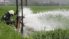 Hasi�i vodu od�erpanou v rozvodn� v Bohumín� vypou�t�jí na pole.