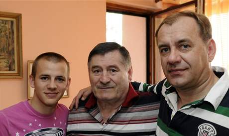 Slovenská reprezentace v Pieanech (Weissova rodina - syn Vladimír s otcem Vladimírem a ddou Vladimírem - uprosted).