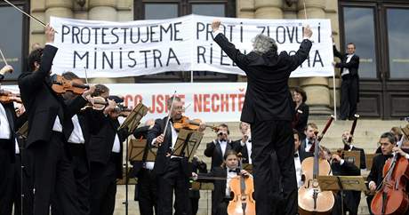  Hudebníci eské filharmonie protestovali na schodech praského Rudolfina proti zpsobu jmenování nového editele. 