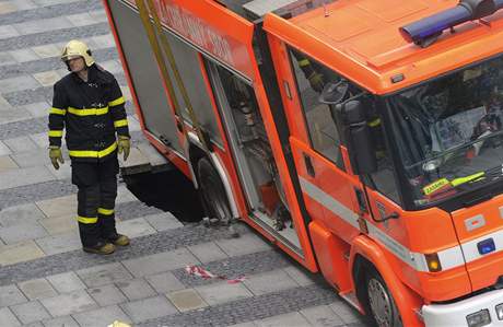 Na námstí v Ostrav se pravým zadním kole propadlo hasiské auto. 