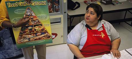 Obí nadváha. Obezita pináí znanému mnoství Amerian velká zdravotní rizika. Na konzumaci tuných jídel jsou ale obyvatelé USA asto velmi zvyklí. 