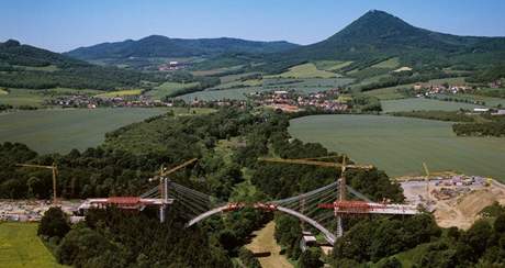 Stavba unikátního mostu pes oparenské údolí na posledním úseku dálnice D8.