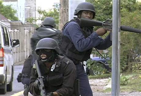Naptí na Jamajce si vyádalo u 30 mrtvých civilist.
