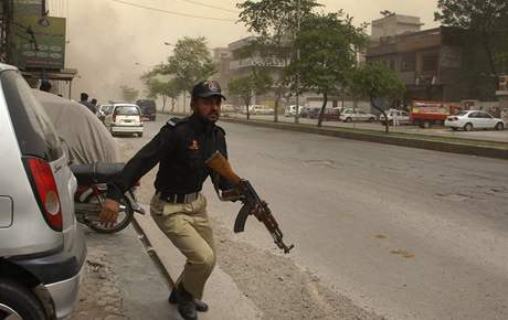 Útok v Pákistánu - zásah policisty