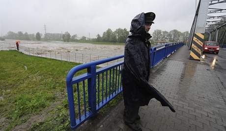 Policista hlídkuje na most pes rozbouenou Ostravici