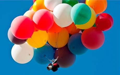 Jonathan Trappe peletl kanál La Manche pivázaný na heliové balonky.