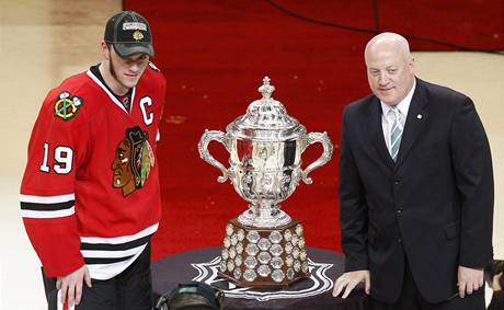 Chicago - San Jos (Jonathan Toews - vlevo a Bil Daly, druh mu NHL s trofej pro vtze Zpadn konference - Campbell Trophy).