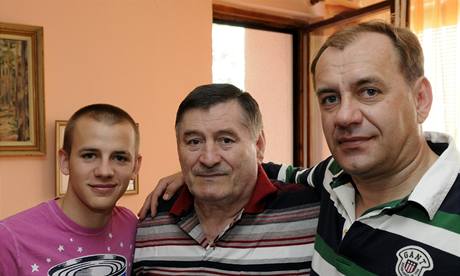 Slovensk reprezentace v Pieanech (Weissova rodina - syn Vladimr s otcem Vladimrem a ddou Vladimrem - uprosted).