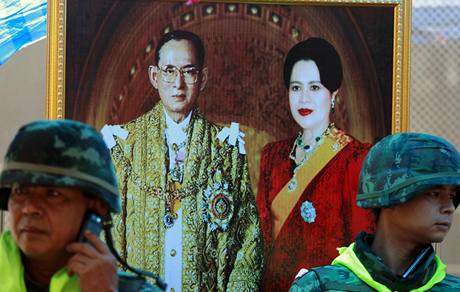 Vojci dr str ped obrazem thajskho krle Pchmipchona Adundeta a jeho eny krlovny Sirikit 