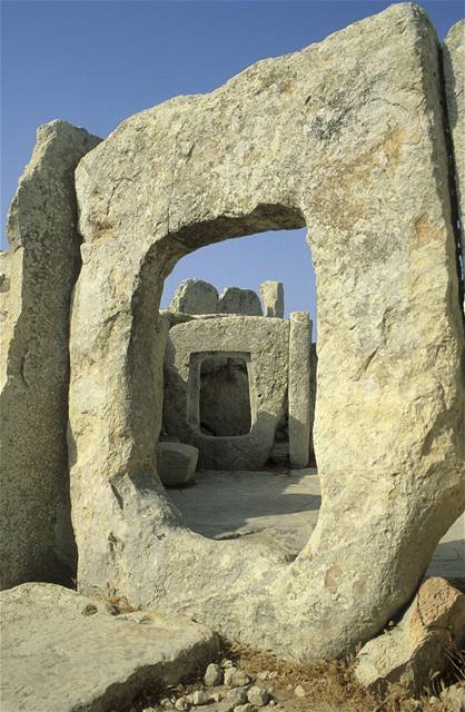 Megalitick chrmy jsou nejstarmi voln stojcmi stavbami na svt. Pochzej z doby kolem 5000 p. n. l.
