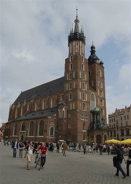 Marinsk kostel je dominantou Starho rynku v Krakov. Kadou hodinu z jeho vy ve trubai hraj na tyi svtov strany hejnal. Melodie je jednm ze symbol msta. 