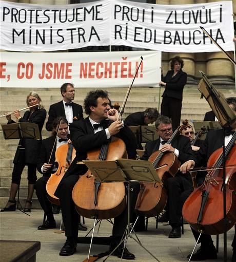 Hudebnci esk filharmonie protestovali na schodech praskho Rudolfina proti zpsobu jmenovn novho editele. 