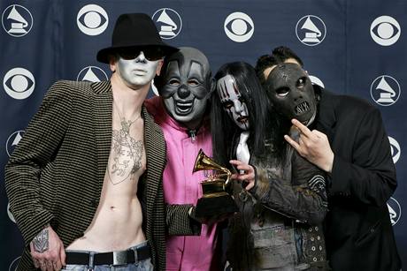 V únoru 2006 získala skupina Slipknot cenu Grammy za nejlepí metalový koncert. Basák Paul Gray (vpravo) byl nalezen mrtvý v hotelu v Iow