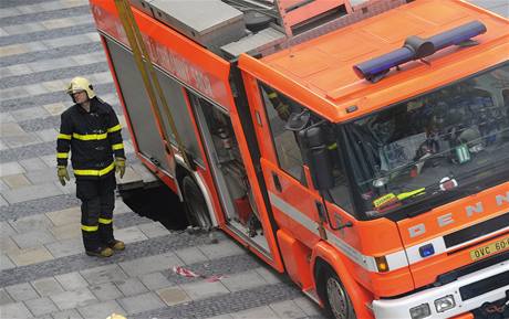 Na námstí v Ostrav se pravým zadním kole propadlo hasiské auto. 