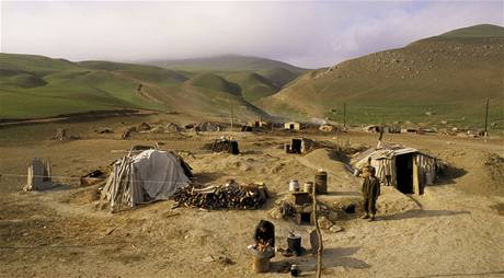 Náhorní Karabach. Snímek zachycuje tábor karabaských uprchlík, kteí jsou na cest do Ázerbájdánu. Uprchlické tábory jsou dnes pro Kavkaz stejn typickým obrázkem jako vinohrad nebo plynovod.