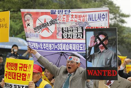 Jihokorejt aktivist protestuj proti KLDR a Kimovi.