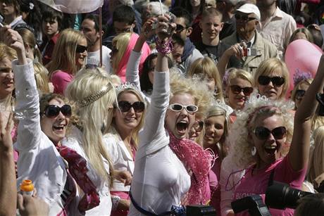Blondýnky se u sely napíkald na svém festivalu v Rize.