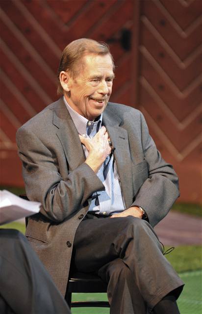 Vclav Havel ve filadelfskm Wilma Theater na premie sv hry Odchzen. 