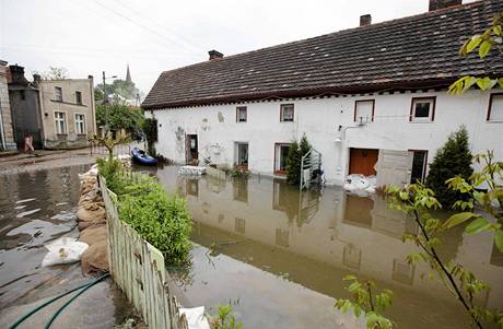 Polsko - povodn. Zaplaven vesnice pobl Zielone Gory