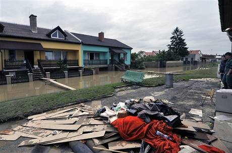 Neastní majitelé domu v Troubkách bezradn hledí na spou po letoní velké vod - ve vzpomínkách mají stále niivou povode ped tinácti lety, kde na stejném míst pohlíeli na podobnou scénu. 