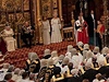 Královna Albta II. te projev v britském parlamentu. vpravo její mu princ Phillipe