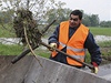 Následky povodní pomáhají odklízet i lidé v rámci veejn prospných prací.