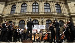  Hudebníci eské filharmonie protestovali na schodech praského Rudolfina proti zpsobu jmenování nového editele. 