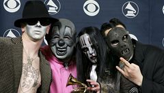V únoru 2006 získala skupina Slipknot cenu Grammy za nejlepí metalový koncert. Basák Paul Gray (vpravo) byl nalezen mrtvý v hotelu v Iow