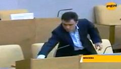 Šokující video z ruského parlamentu:  poslanec odhlasoval za devět kolegů