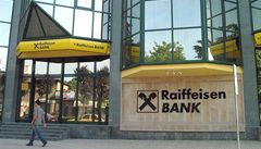 Raiffeisenbank klesl letos čistý zisk o 53 procent na 1,7 miliardy korun. Propad hlásí kvůli krizi i další banky