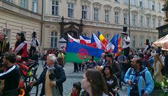 Defilé ú�inkujících romského festivalu Khamoro v centrum Prahy.
