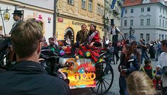 Defilé ú�inkujících romského festivalu Khamoro v centrum Prahy. Zú�astnil se ho pra�ský primátor Pavel Bém, který celý festival za�ti�uje.