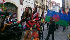 Defilé ú�inkujících romského festivalu Khamoro v centru Prahy. Zú�astnil se ho i pra�ský primátor Pavel Bém, který akci za�ti�uje.