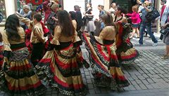 Defilé ú�inkujících romského festivalu Khamoro v centru Prahy. Zú�astnil se ho i pra�ský primátor Pavel Bém, který akci za�ti�uje.