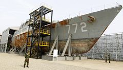 Korveta �chonan, kterou z�ejm� potopilo severokorejské torpédo, zpátky v docích.