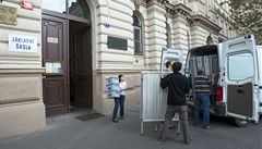 Ji� tradi�n� se volební místností stala jedna ze t�íd základní �koly.