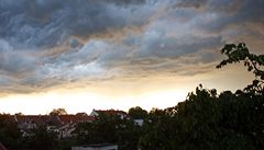 Bouřka na Olomoucku brala střechy. Silný déšť neustane ani v noci