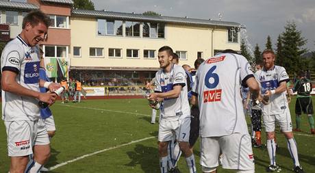 Fotbalist st slav postup do nejvy fotbalov soute.