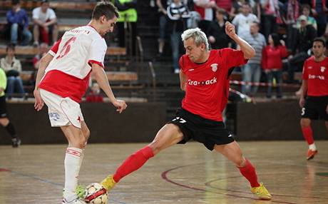 Futsal: Luk Reetr (v ervenm) v ligovm zpase Chrudimi proti Slavii.