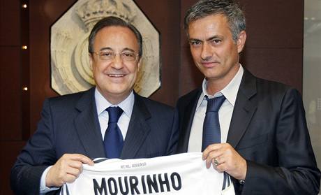 Zleva: Florentino Pérez a José Mourinho při podpisu smlouvy.